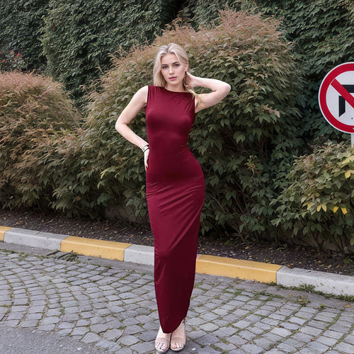 Robe maxi pour femmes avec une coupe élégante et ajustée et une fente haute Chic & Stil