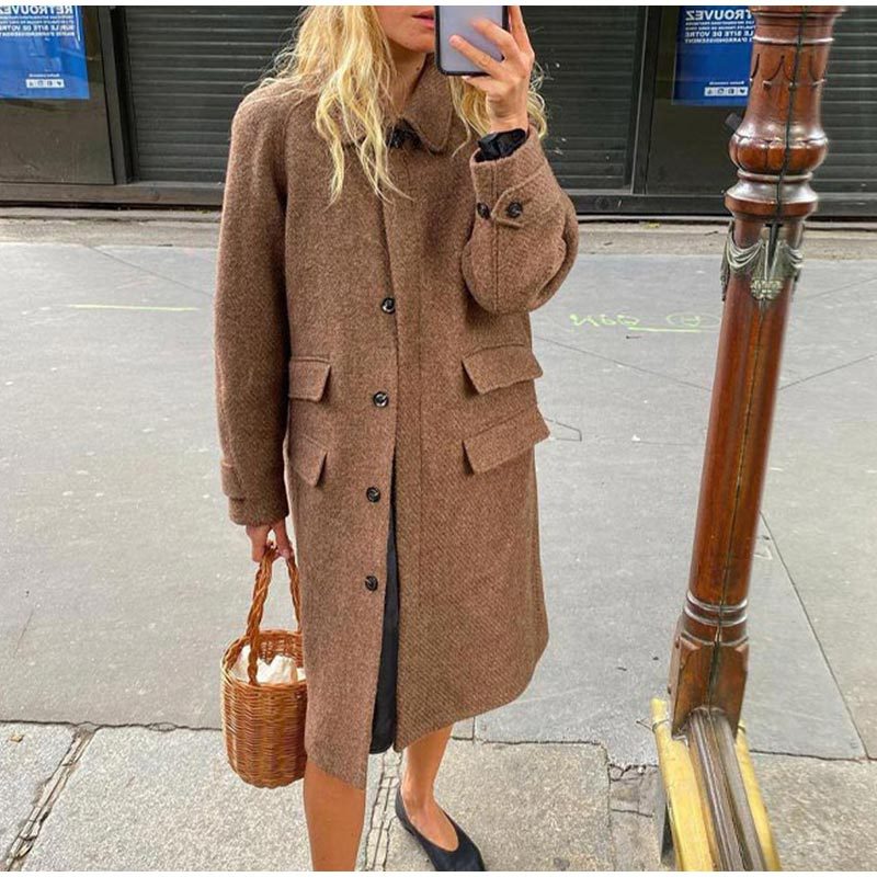 Elegant wool coat for women with pockets and contrasting buttons Lune London
