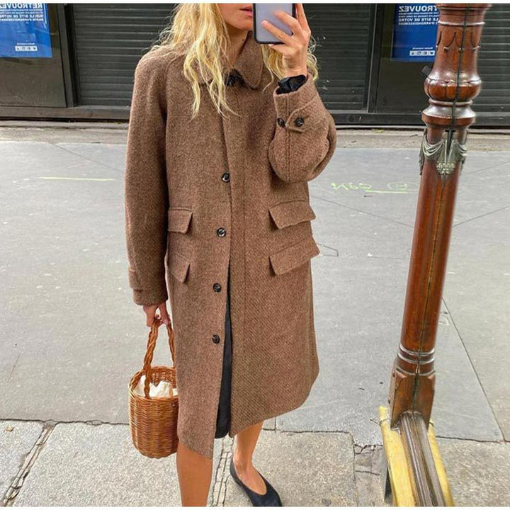 Elegant wool coat for women with pockets and contrasting buttons Lune London