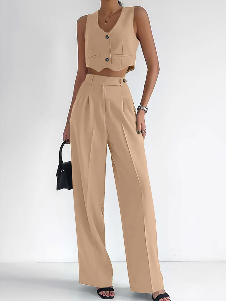 Women's trendy two-piece set with mid-calf pants and modern crop top Lune London