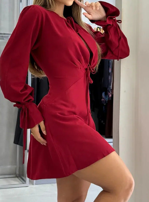 Robe mini femme avec décolleté plongeant et embellissements décoratifs sur les manches Chic & Stil
