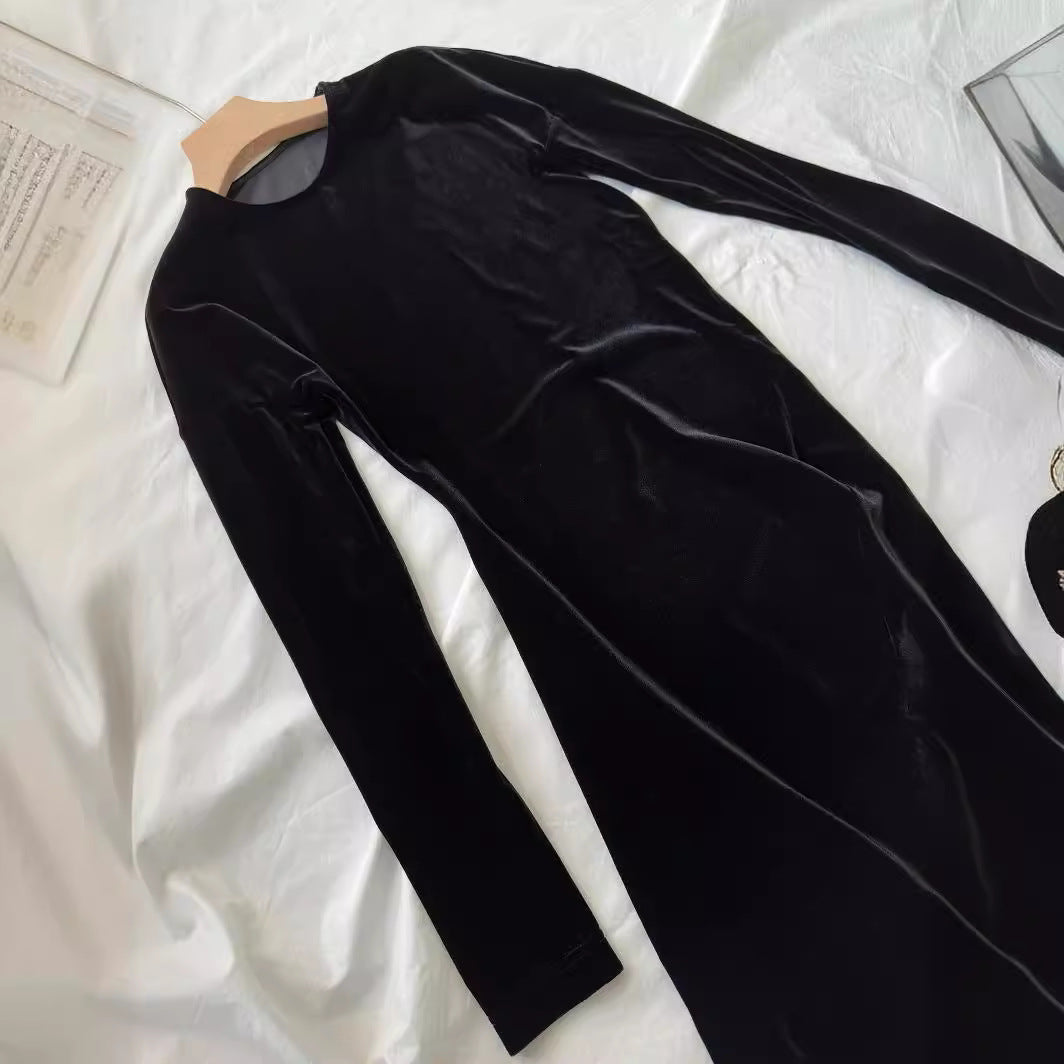 Elegant maxi dress for women in high-quality velvet with long sleeves and trendy V neckline Lune London