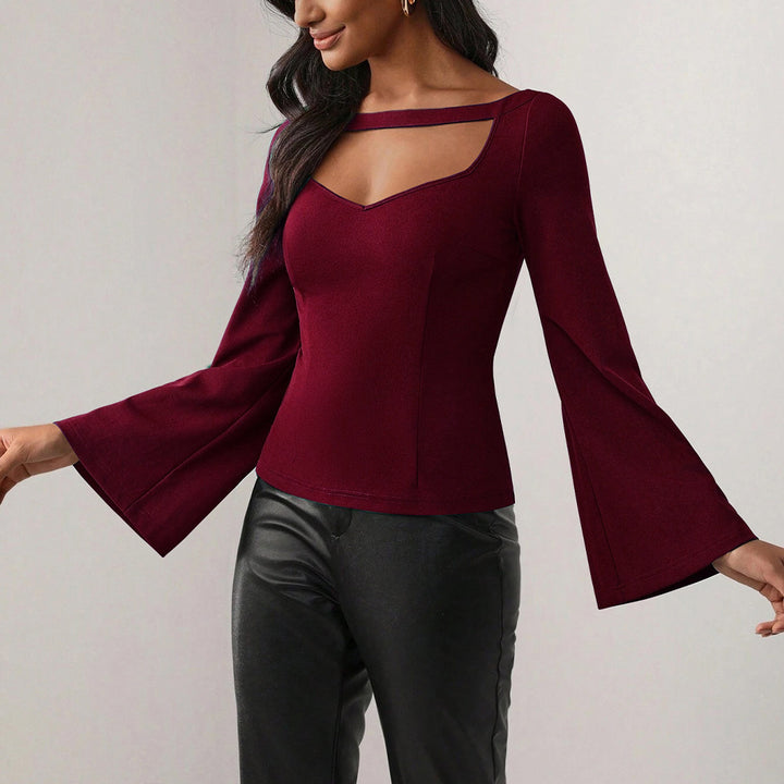 T-shirt femme avec décolleté en V profond et manches trompette élégantes Chic & Stil