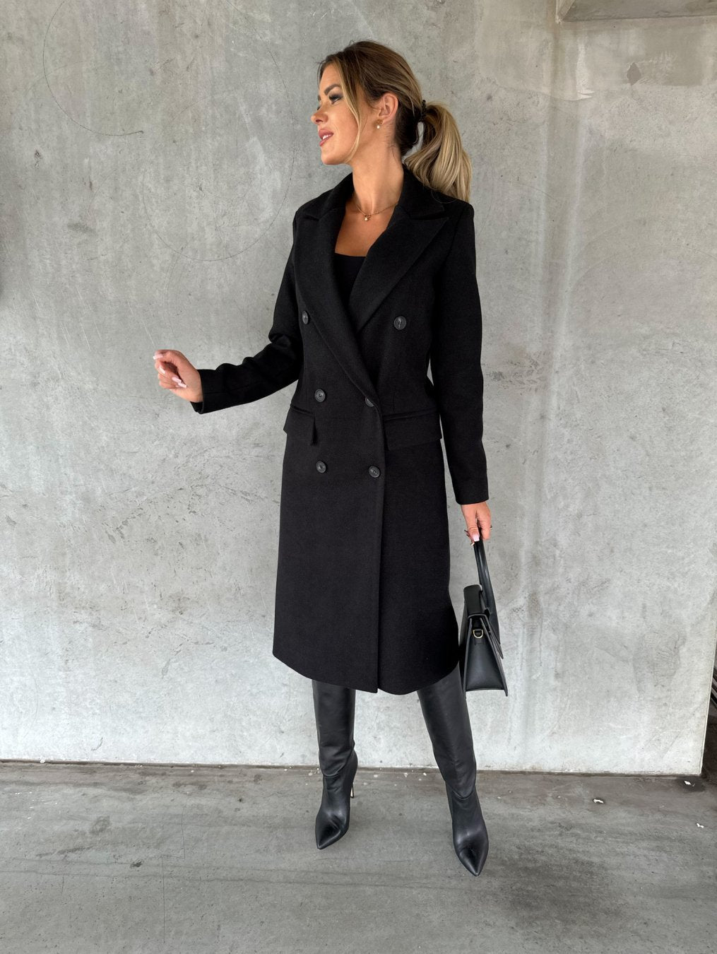 Wool double-breasted coat for women with an elegant button placket and a comfortable fit Lune London
