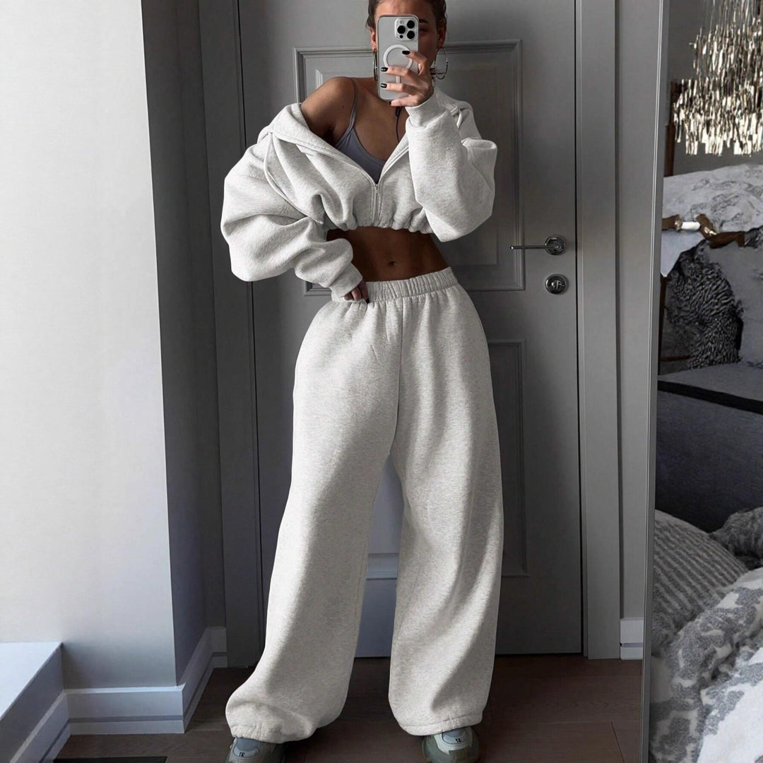 Casual women's tracksuit with an oversized hoodie and a wide fit Lune London