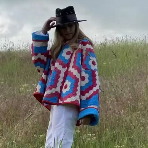 Veste rembourrée pour femmes avec un motif géométrique frappant et une coupe confortable Chic & Stil