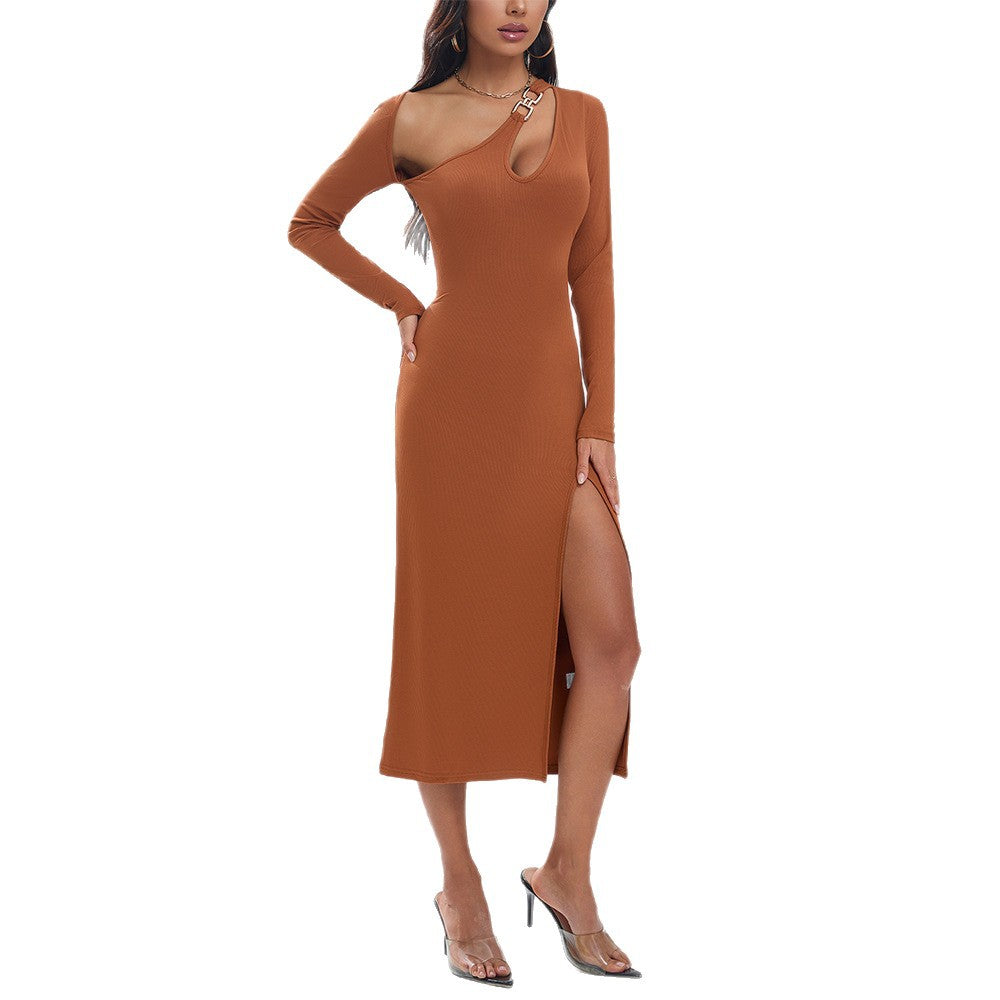 Robe ajustée pour femmes à manches longues avec fente latérale et décolleté asymétrique Chic & Stil