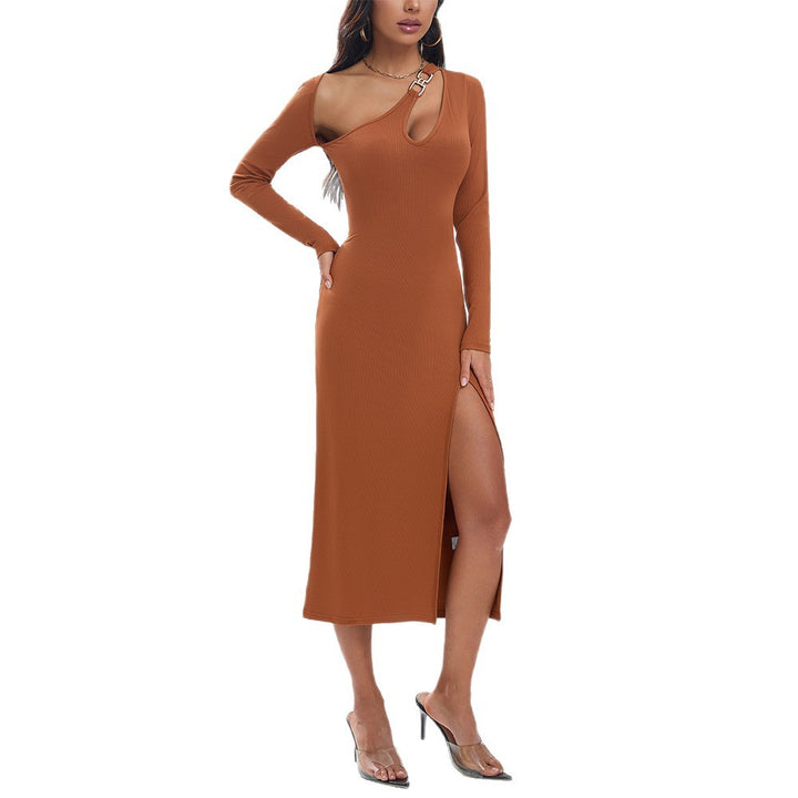 Robe ajustée pour femmes à manches longues avec fente latérale et décolleté asymétrique Chic & Stil