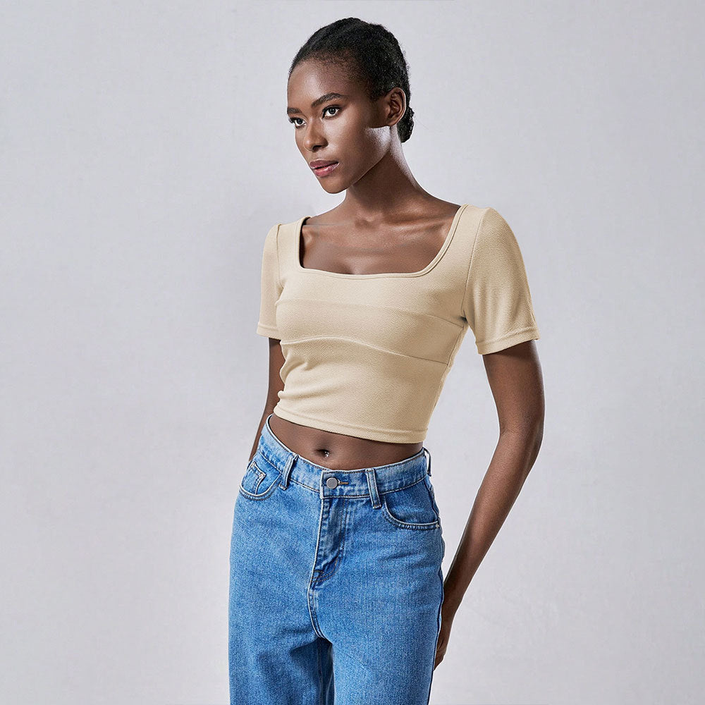 T-shirt court pour femmes avec un élégant décolleté carré et des manches courtes Chic & Stil