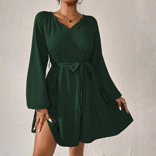 Robe portefeuille pour femmes avec des détails volants et une ceinture à la taille Chic & Stil