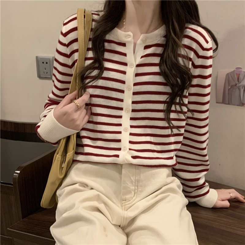 Pull en tricot à manches longues pour femmes avec fermeture à boutons Chic & Stil