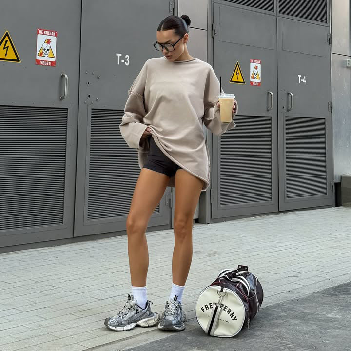 Oversized sweatshirt for women with a relaxed fit and ergonomic sleeves Lune London