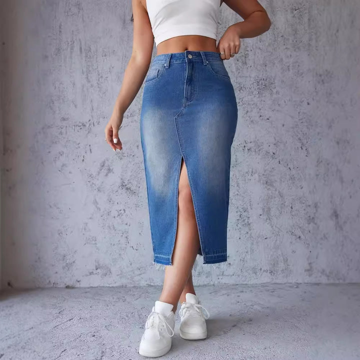 Maxi denim skirt for women with side slit and modern fringes Chic & Stil