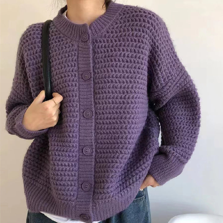 Cardigan confortable pour femmes avec un motif de câble complexe et de grands boutons Chic & Stil