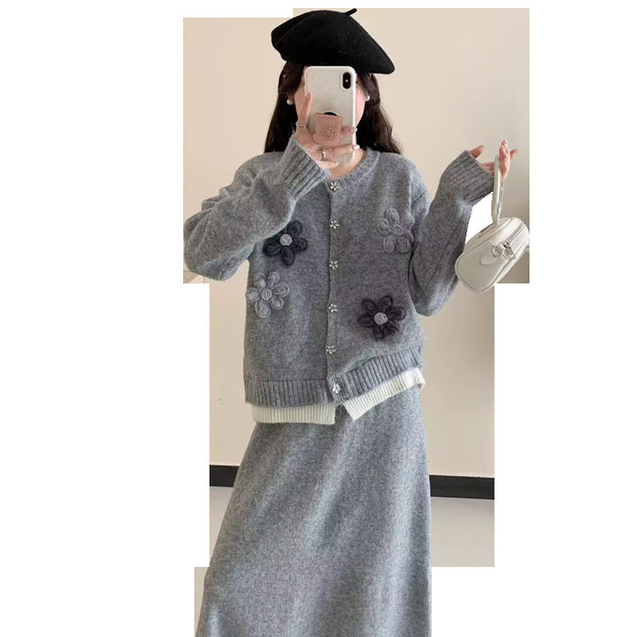 Cardigan pour femmes avec des appliqués floraux et jupe maxi Chic & Stil