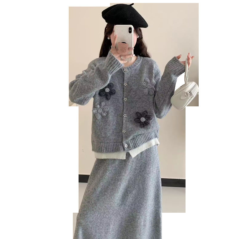 Cardigan pour femmes avec appliqués floraux et fermeture à boutons Chic & Stil