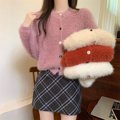 Cardigan moelleux pour femmes avec des détails de boutons élégants et des manches longues Chic & Stil