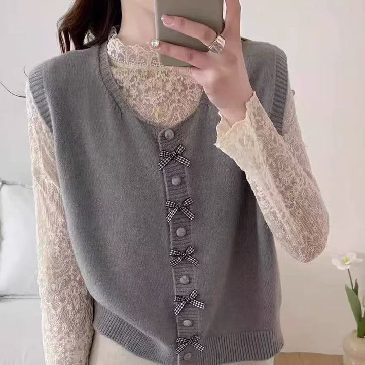Trendy knit pullover for women with a large collar and decorative knots Lune London