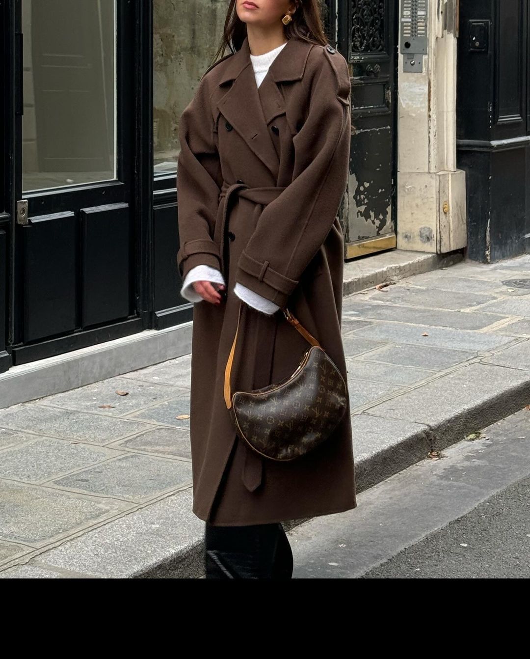 Elegant women's coat made of high-quality material with adjustable belt