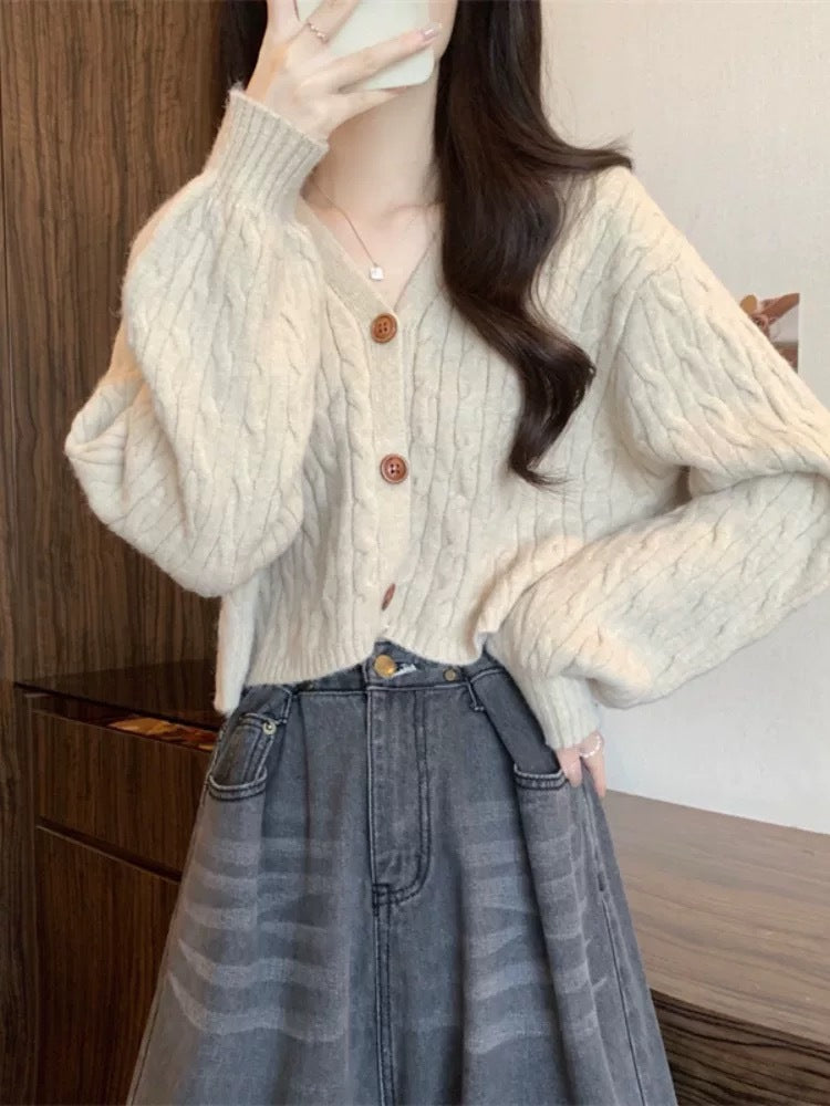 Cardigan court pour femmes avec des manches larges et détail de bouton Chic & Stil