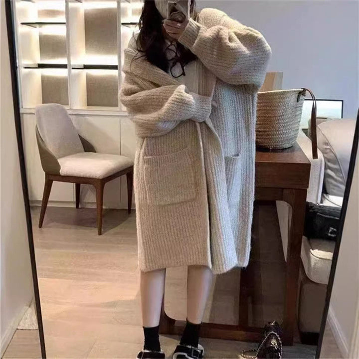 Long coat for women with an elegant ribbed structure and practical pockets Lune London