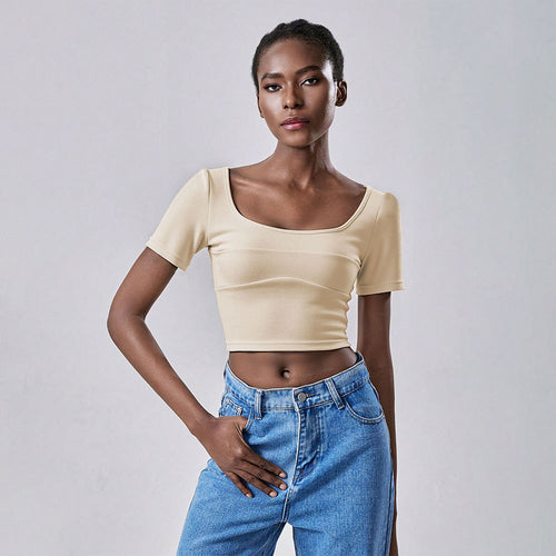 T-shirt court pour femmes avec un élégant décolleté carré et des manches courtes Chic & Stil