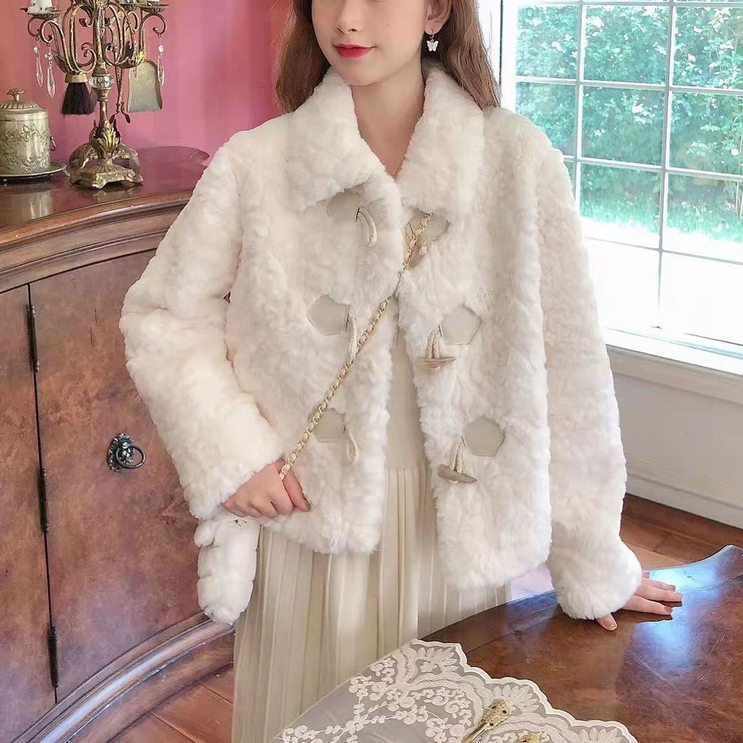 Veste élégante en fausse fourrure pour femmes avec col stylé et détails de boutons décoratifs Chic & Stil