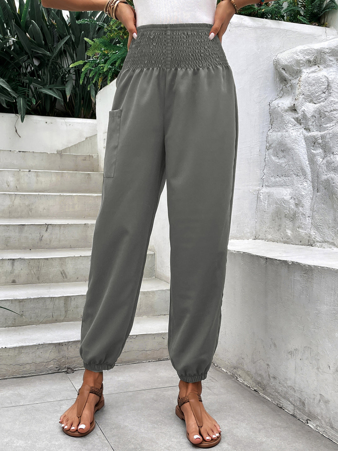 High-waisted leisure trousers for women with elastic waist and practical side pockets Lune London