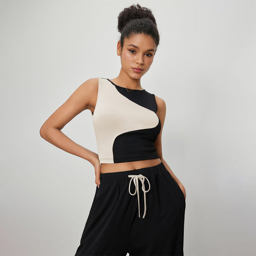 Top court pour femmes avec un design asymétrique et des contrastes à la mode Chic & Stil