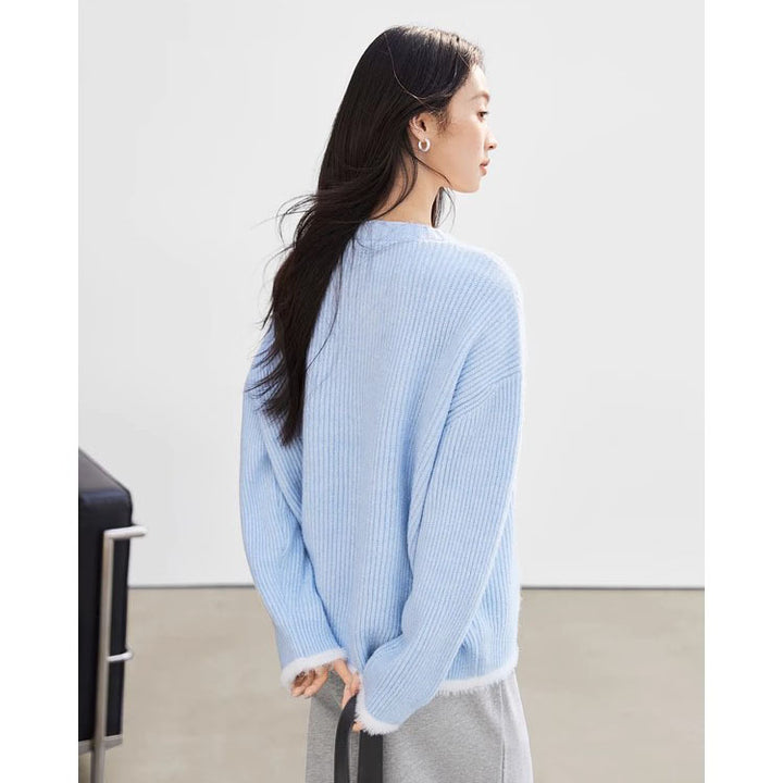 Pull moelleux pour femmes avec une coupe décontractée et des détails modernes en côte Chic & Stil