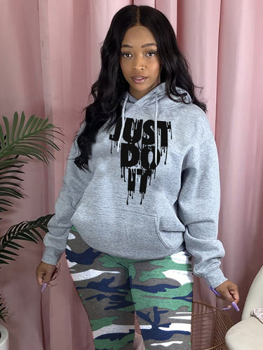 Sporty women's hooded sweatshirt with graphic print and kangaroo pocket Amarae