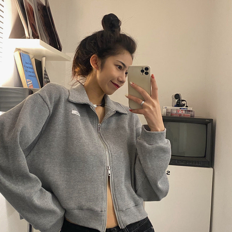 Ladies cropped fleece jacket with modern zipper and casual sleeves