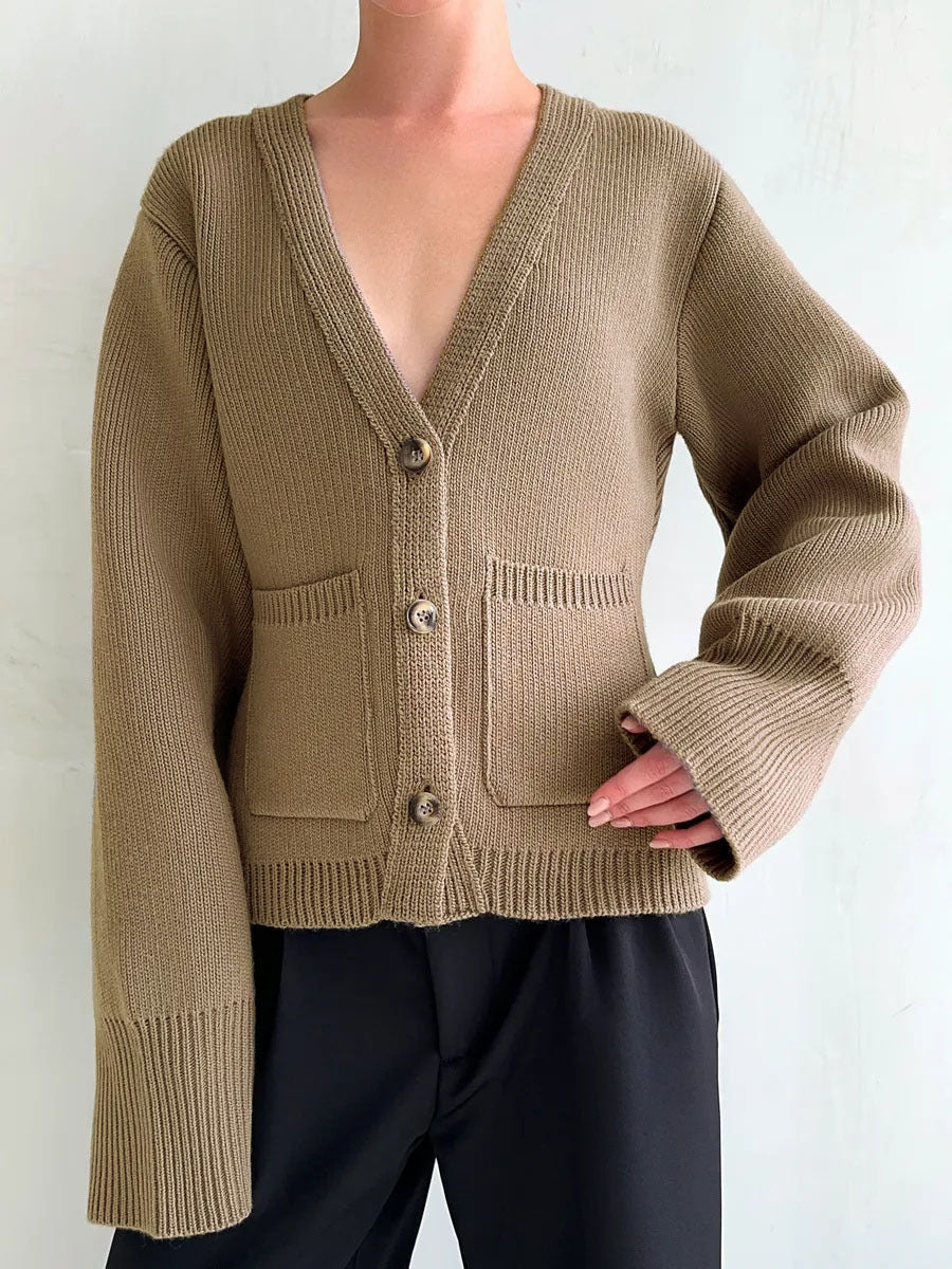 Cardigan pour femmes avec décolleté en V profond et poches Chic & Stil