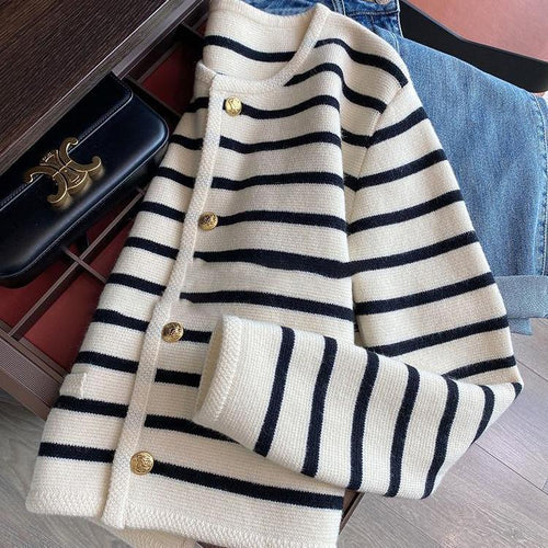 Cardigan à la mode pour femmes avec un motif rayé texturé et des boutons élégants Chic & Stil