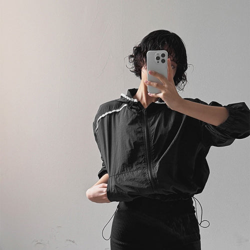 Veste courte à la mode pour femmes avec col à capuche réglable Chic & Stil