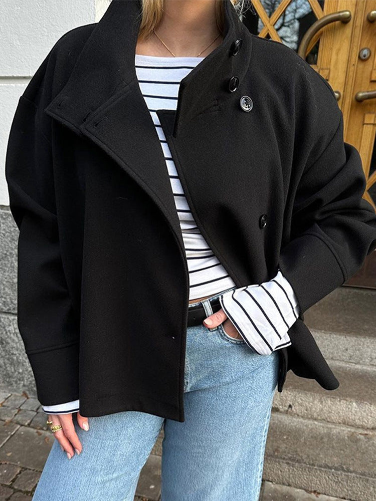 Veste oversize pour femmes avec col haut et détails en boutons Chic & Stil