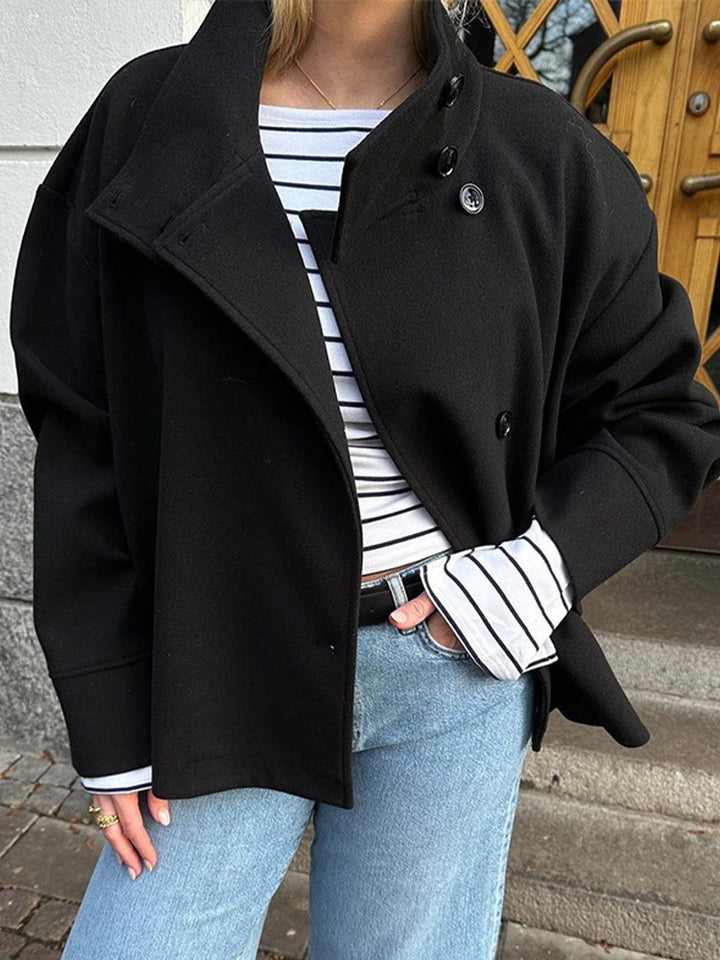 Veste oversize pour femmes avec col haut et détails en boutons Chic & Stil