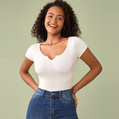 T-shirt ajusté pour femmes avec un décolleté en V profond et des manches courtes Chic & Stil