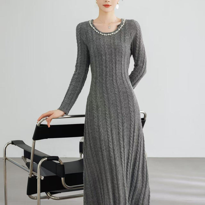 Robe en tricot élégante pour femmes avec motif en cable et détails décoratifs Chic & Stil