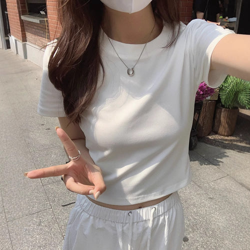Women's cropped t-shirt in a modern cut with a round neck and figure-hugging design