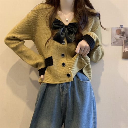Cardigan de mode pour femmes avec des détails sophistiqués en satin et en boutons Chic & Stil