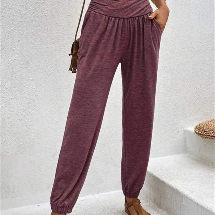 Comfortable leisure pants for women with a loose waist and side pockets Lune London