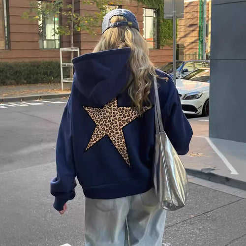 Women's hoodie with striking leopard star design Chic & Stil