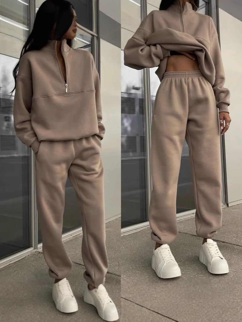 Women's sweatshirt and jogging pants set with modern stand-up collar Chic & Stil