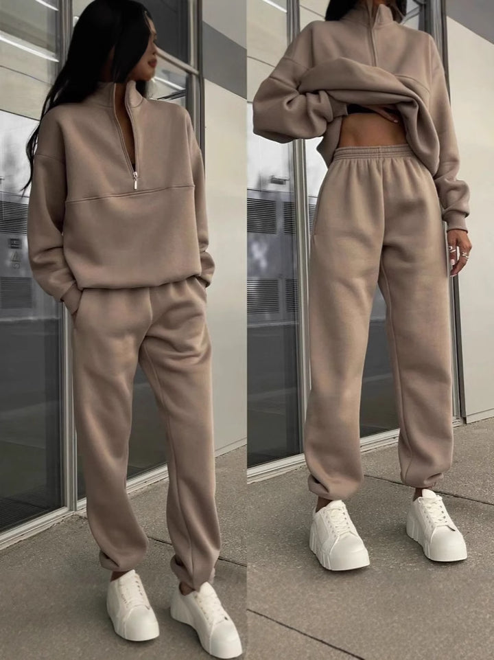 Women's sweatshirt and jogging pants set with modern stand-up collar Chic & Stil