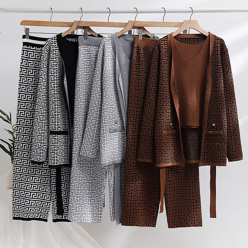 Fashionable and luxurious women's lounge set with an elegant pattern and practical pockets Amarae