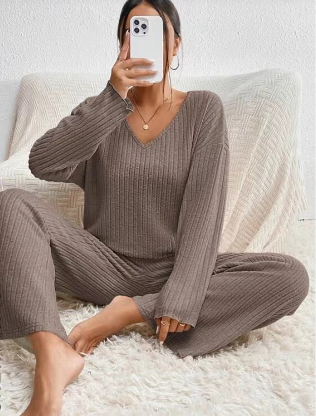 Women Comfortable knit set with V-neck and ribbed structure Lune London