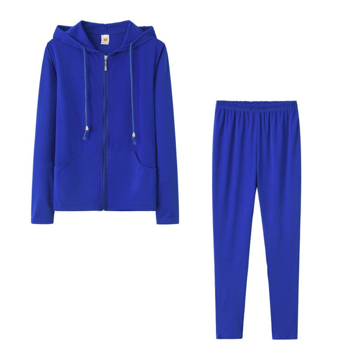 Ensemble de sport pour femmes en deux pièces avec veste à capuche et pantalons ajustés Chic & Stil