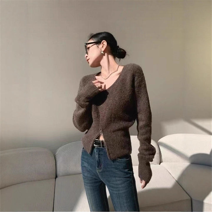 Cardigan féminin à la mode avec un décolleté en V profond et fermeture éclair Chic & Stil