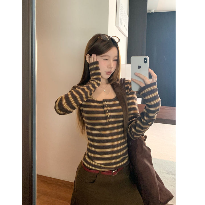 Women's long sleeve shirt with modern stripe pattern and button placket Chic & Stil